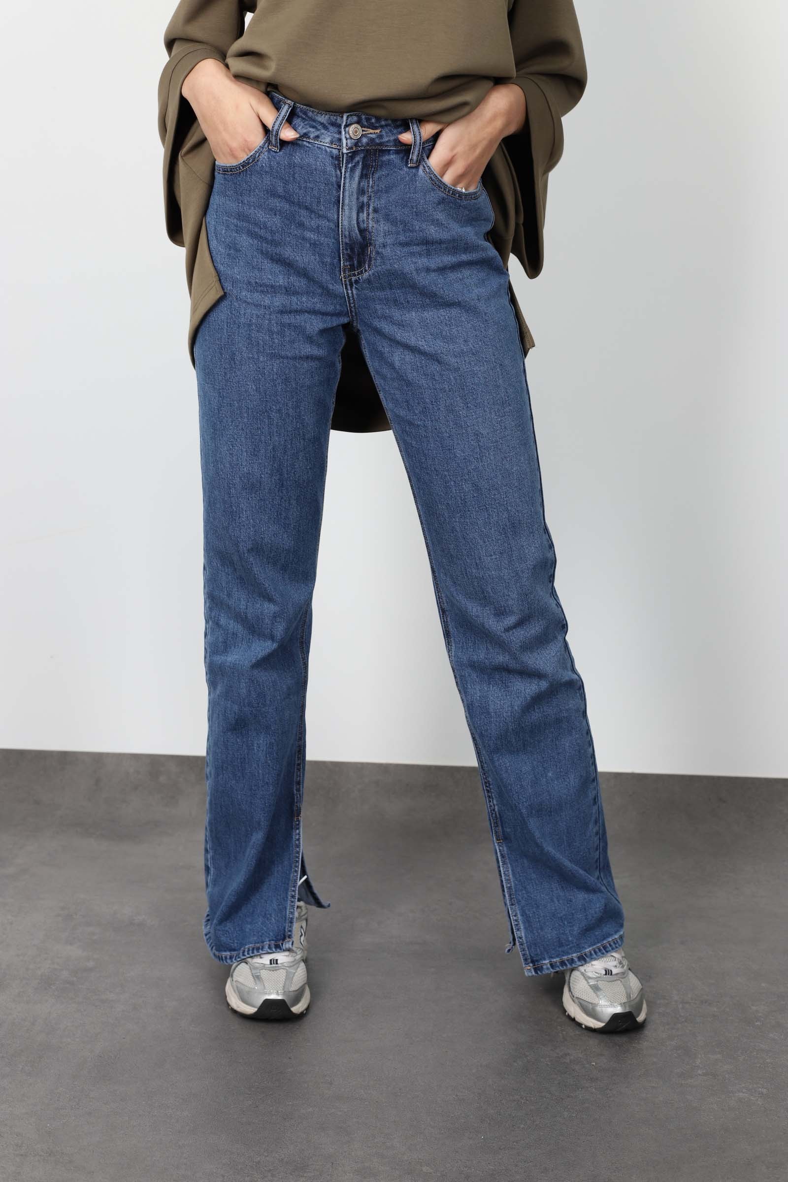 Straight jeans with inside slit